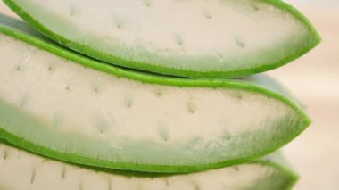 Yakın plan taze Aloe vera doğrama tahtasının üzerinde dilimlenmiş.