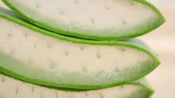 Primo piano Aloe vera fresca affettata su un tagliere — Video Stock