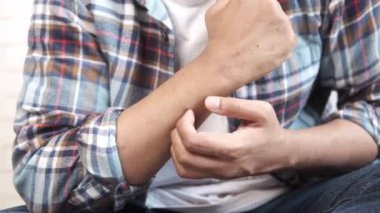 Kaşındıran deriden muzdarip bir adam. Yaklaş..