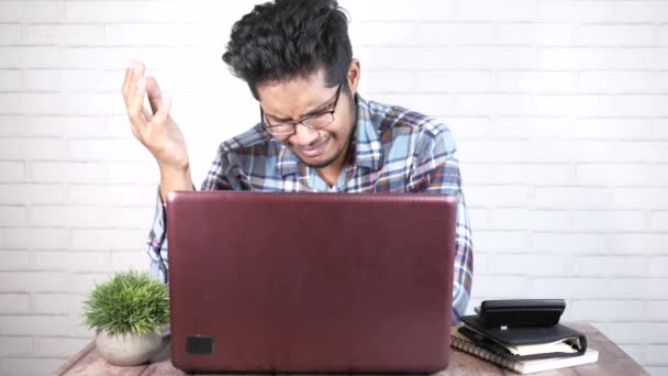 Aufgebrachter Mann weint auf Schreibtisch im Büro — Stockvideo