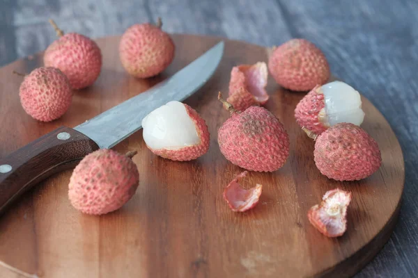 Lychee sur une planche à découper sur la table — Photo