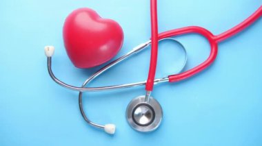 Beyaz arkaplanda kalp şekli ve steteskop. 