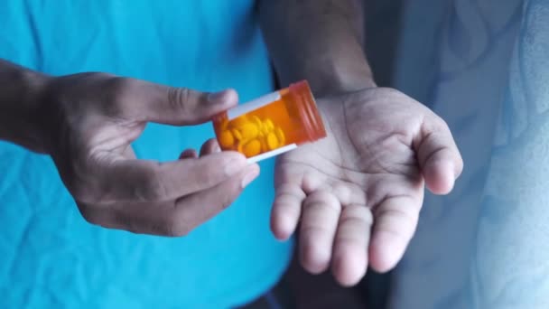 Mans main avec des médicaments renversés dans le récipient de la pilule — Video