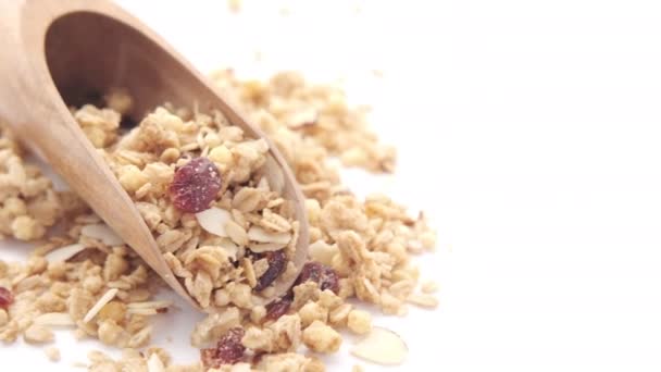 Desayuno de cereales en cuchara de madera en blanco — Vídeo de stock