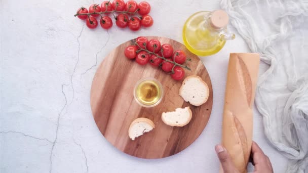 Sneetje volkorenbrood en olijfolie op tafel — Stockvideo