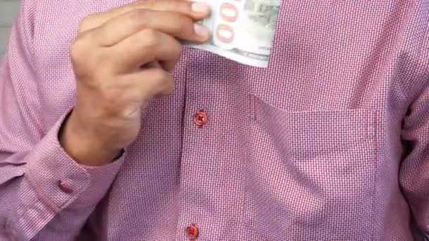 Jeune homme mettre de l'argent dans sa poche — Video