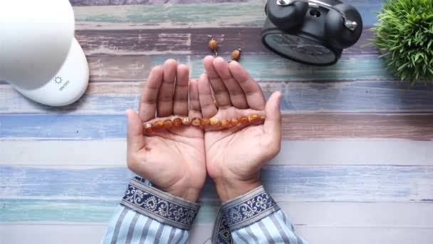 Homem muçulmano manter a mão em gestos de oração durante o ramadã, Close-up — Vídeo de Stock