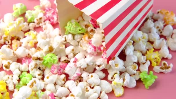 Popcorn vylití z kontejneru na červeném pozadí — Stock video