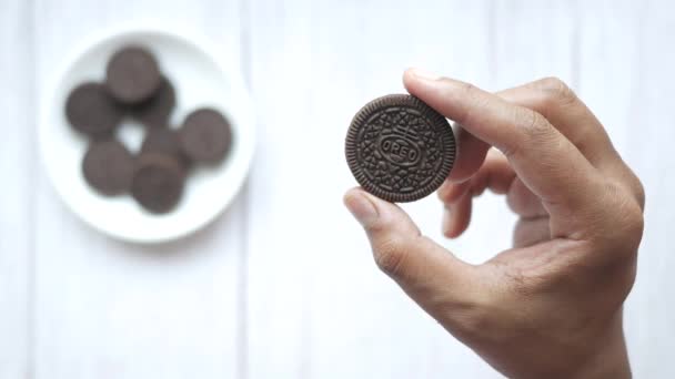 Dhaka, bangladesh 23 marzo 2021. mano sosteniendo galletas de chocolate oreo — Vídeos de Stock