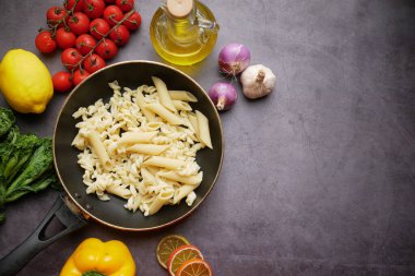 Siyah arkaplanda fusilli.