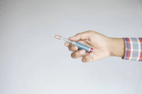 Hand halten Insulin-Stifte auf weißem Hintergrund, Nahaufnahme — Stockfoto
