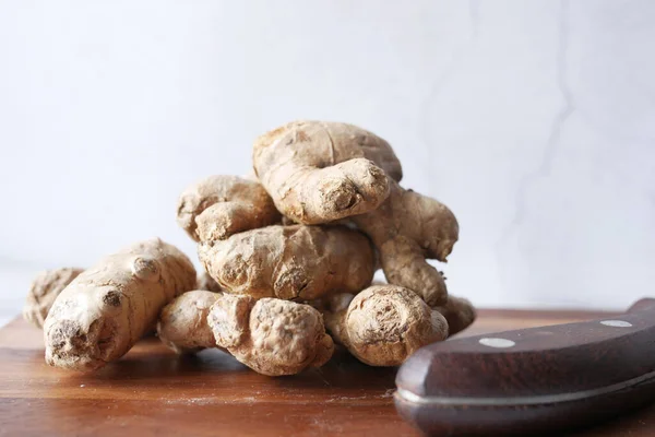 Fechar de Gingers na tábua de cortar. — Fotografia de Stock