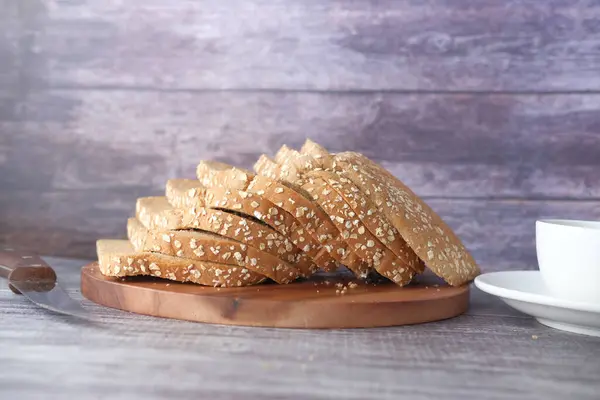 Fetta di pane integrale su tagliere — Foto Stock