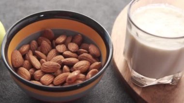 Badem fıstığı, süt ve muz masada. 