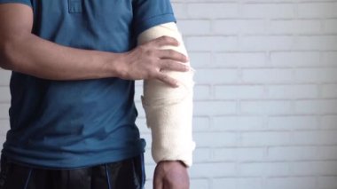 Sargılı yaralı bir el. 