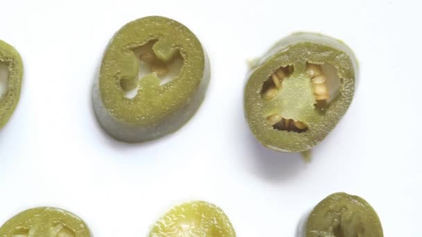 Jalapeno paprika på vit bakgrund närbild. — Stockvideo