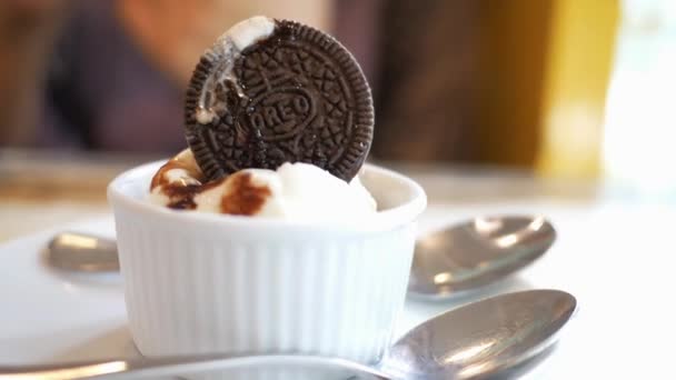 Dhaka, bangladesh 23 marzo 2021. oreo galletas de chocolate y helado — Vídeos de Stock