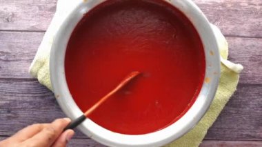  Küçük bir kavanozda domates sosu ve masada taze domates. 