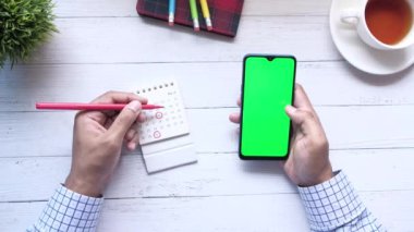 Takvimde el işaretleme tarihi ve akıllı telefon kullanma süresi kavramı 