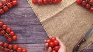 Masaya kırmızı renkli kiraz domatesi koyuyorum. 