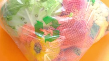 Sebzeli bir alışveriş poşetinde geri dönüştürülmüş ok işareti 