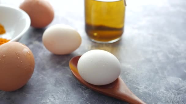 Yumurta, yağ ve yemek malzemeleri masada. — Stok video