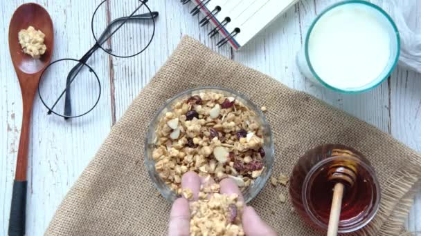 Müsli-Frühstück in Schüssel, Honig auf weißem Hintergrund — Stockvideo