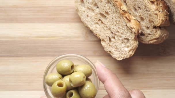 Fatia de pão integral e azeite na mesa — Vídeo de Stock