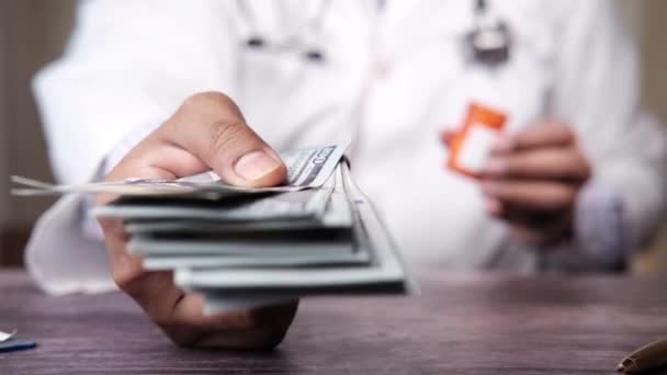 Médecin main dans les gants nous tenant dollar comptant — Video