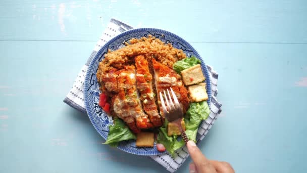 Tranche de viande de poulet, riz et salade de légumes frais sur la table. — Video