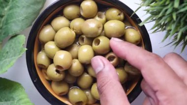 Bir şişe zeytinyağı ve taze zeytin. .