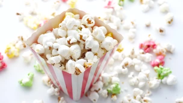 Wyciek popcornu z pojemnika na białym tle — Wideo stockowe