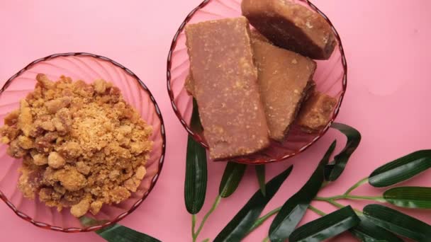 Pila de Jaggery tradicional cubo de azúcar de caña en la mesa — Vídeos de Stock