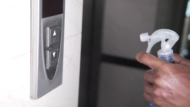 Homem mão limpando os botões do elevador. — Vídeo de Stock
