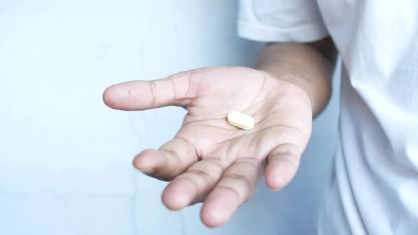 Gros plan de l'homme main tenant des pilules avec espace de copie — Video