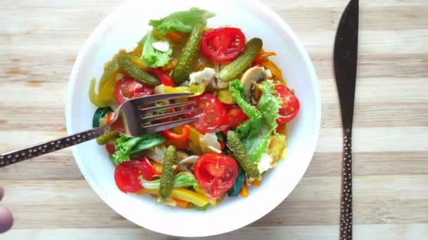 Friss zöldségsaláta tál az asztalon, — Stock videók