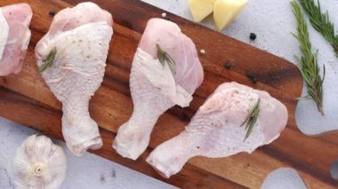  Doğrama tahtasına çiğ tavuk budu. 