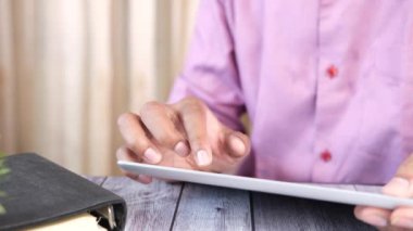 Ofis masasında dijital tablet kullanan iş adamı 