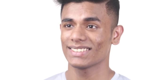 Heureux jeune homme sourire isolé sur blanc, — Video
