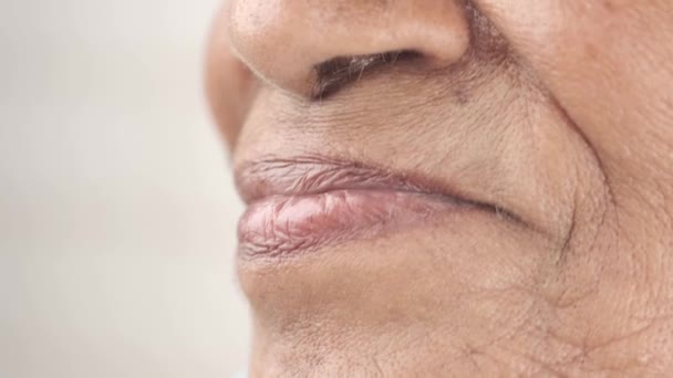 Zbliżenie z senior kobieta usta. — Wideo stockowe
