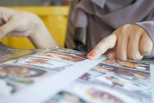 Mulheres mão lendo um menu de comida no café. — Fotografia de Stock