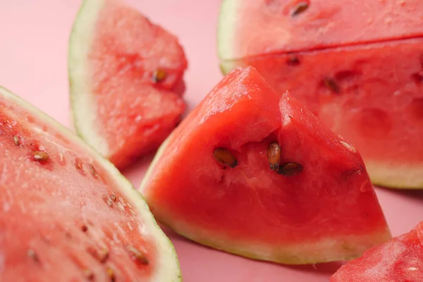Nahaufnahme von Scheibe Wassermelone auf weißem Hintergrund . — Stockfoto