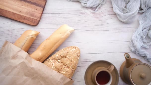 Bovenaanzicht van groene thee en gebakken brood op tafel — Stockvideo