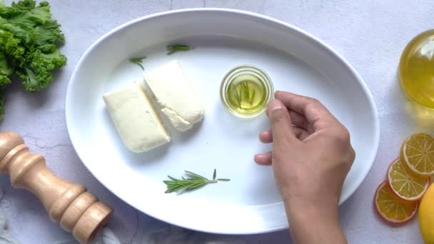 Tomate cereja, queijo e azeite na mesa — Vídeo de Stock