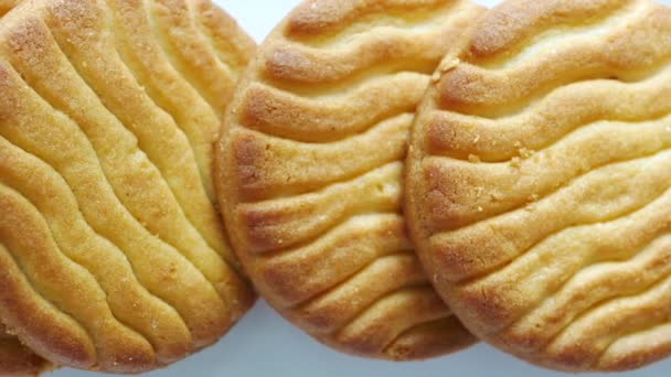 Primer plano de galletas dulces en la mesa de madera — Vídeos de Stock