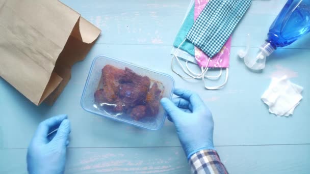 Limpeza levar recipiente de comida com pano — Vídeo de Stock