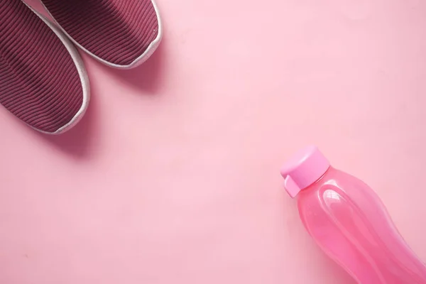 Draufsicht auf Wasser in rosa Plastikflasche — Stockfoto