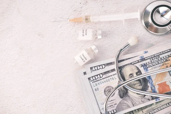 Концепція витрат на охорону здоров'я з нами долар, вакцина та таблетки — стокове фото