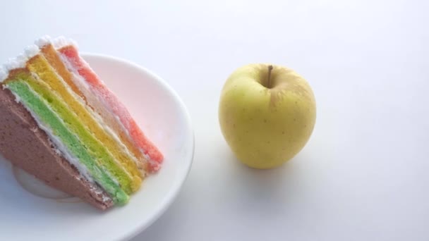 Manzana verde y un pastel de panadería sobre fondo blanco — Vídeos de Stock