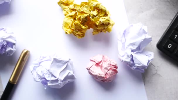 Boule de papier froissée et bloc-notes sur table en bois. — Video